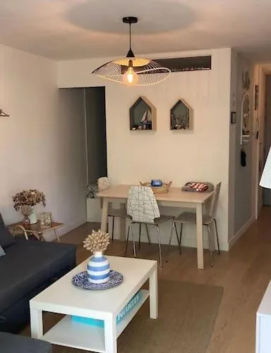 Cosy, Vue Sur Parc, 3 Mins Benoit Apartment *