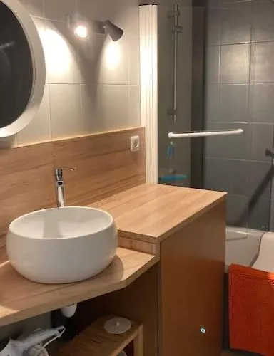 Apartment Cosy, Vue Sur Parc, 3 Mins Benoit *